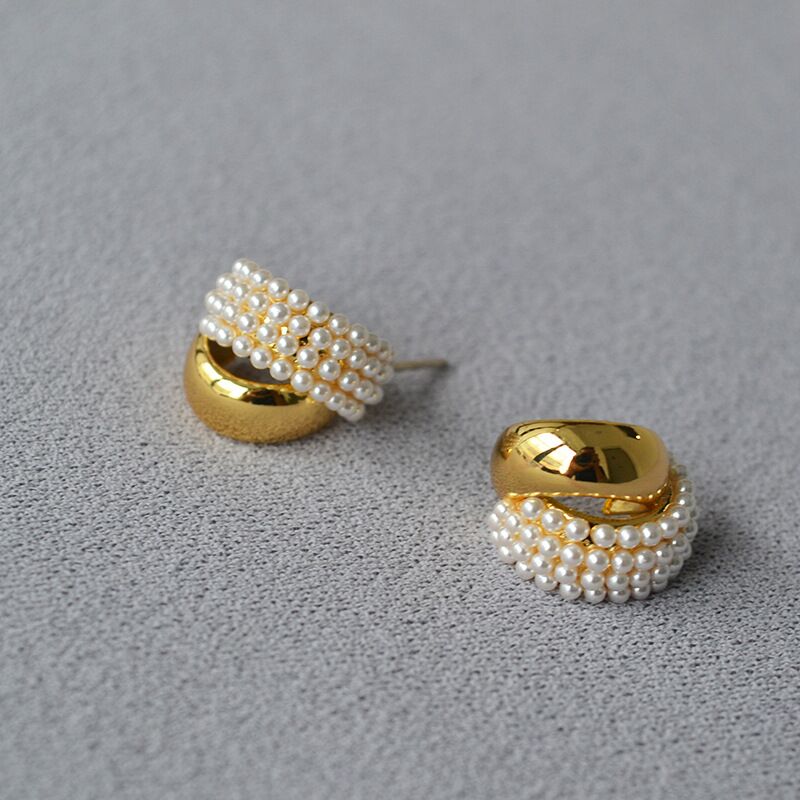 Серьги-гвоздики «двойная C» Miya Sophia Jewelry, латунь с позолотой, искусственный жемчуг, игла серебро 925