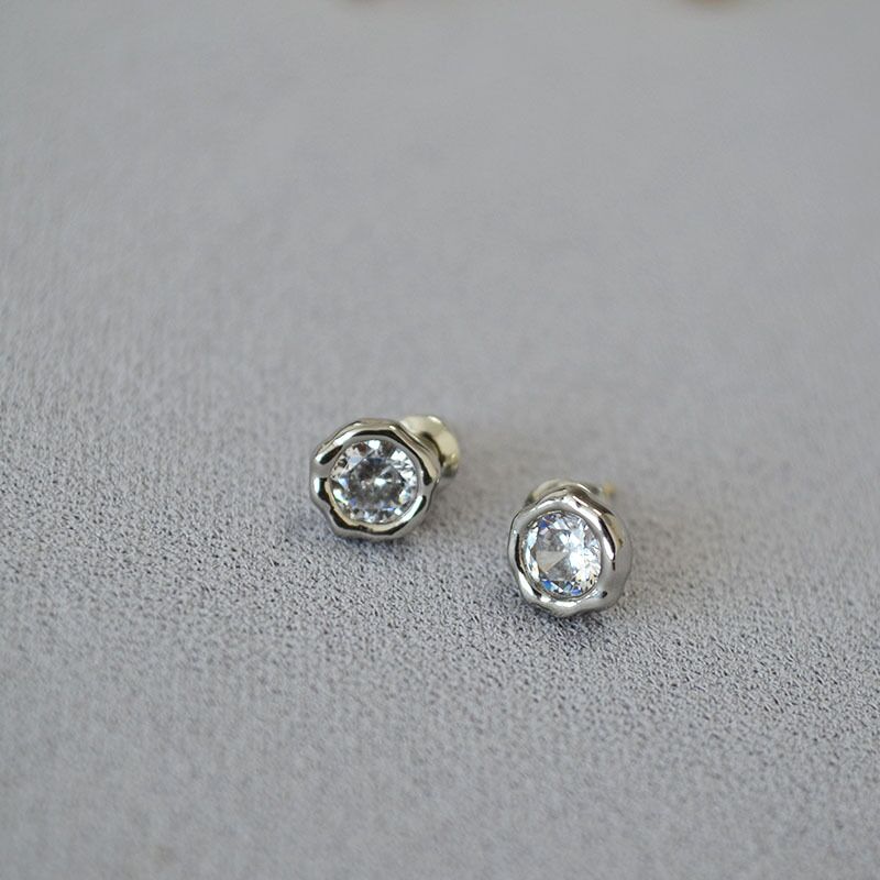 Серьги-гвоздики Miya Sophia Jewelry с цирконом в закрепке, 7 мм, латунь, игла из серебра 925