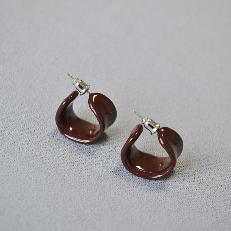 Серьги-гвоздики Miya Sophia Jewelry с бордовой эмалью ручной работы, латунь, игла из серебра 925