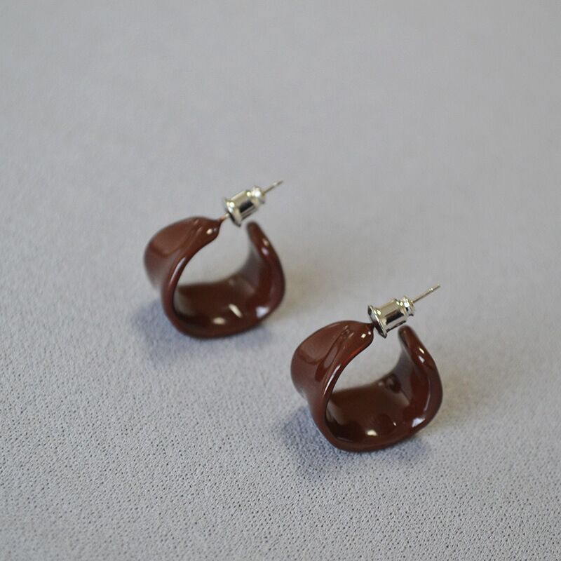 Серьги-гвоздики Miya Sophia Jewelry с бордовой эмалью ручной работы, латунь, игла из серебра 925