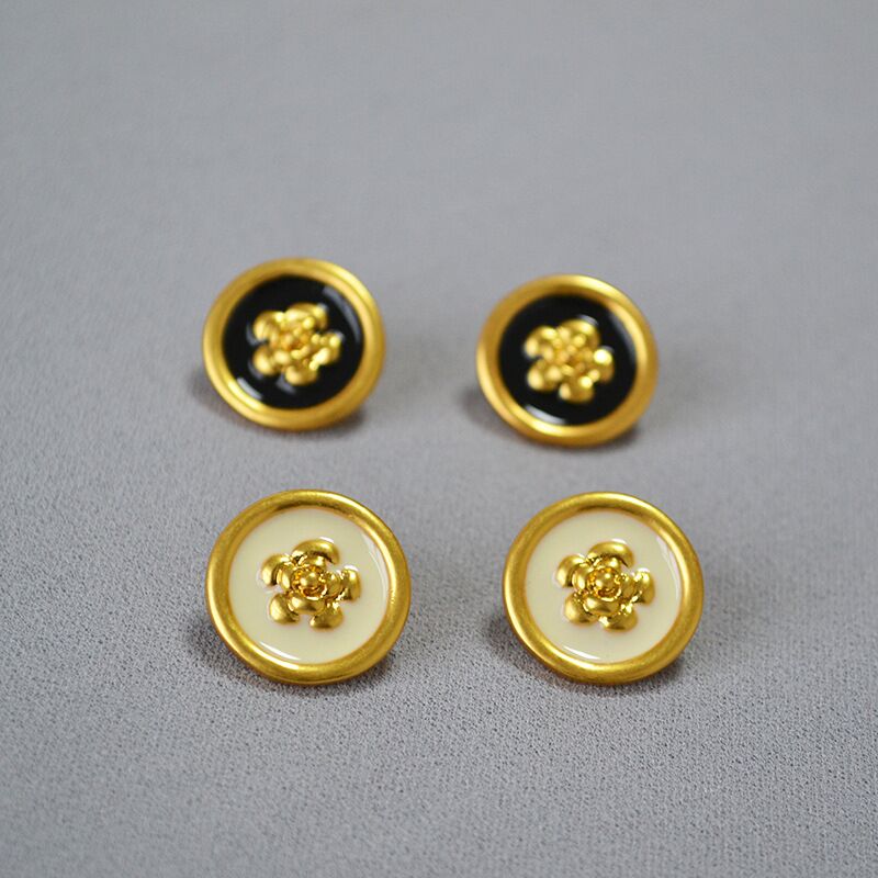 Серьги-пусеты «Камелия» Miya Sophia Jewelry, эмаль ручной работы, позолота, игла из серебра 925
