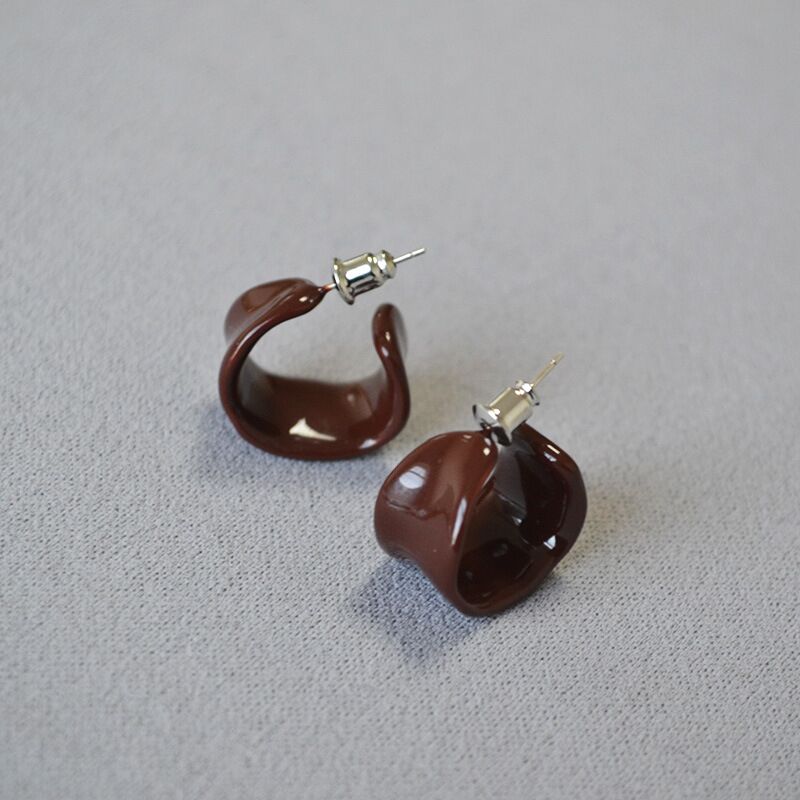 Серьги-гвоздики Miya Sophia Jewelry с бордовой эмалью ручной работы, латунь, игла из серебра 925
