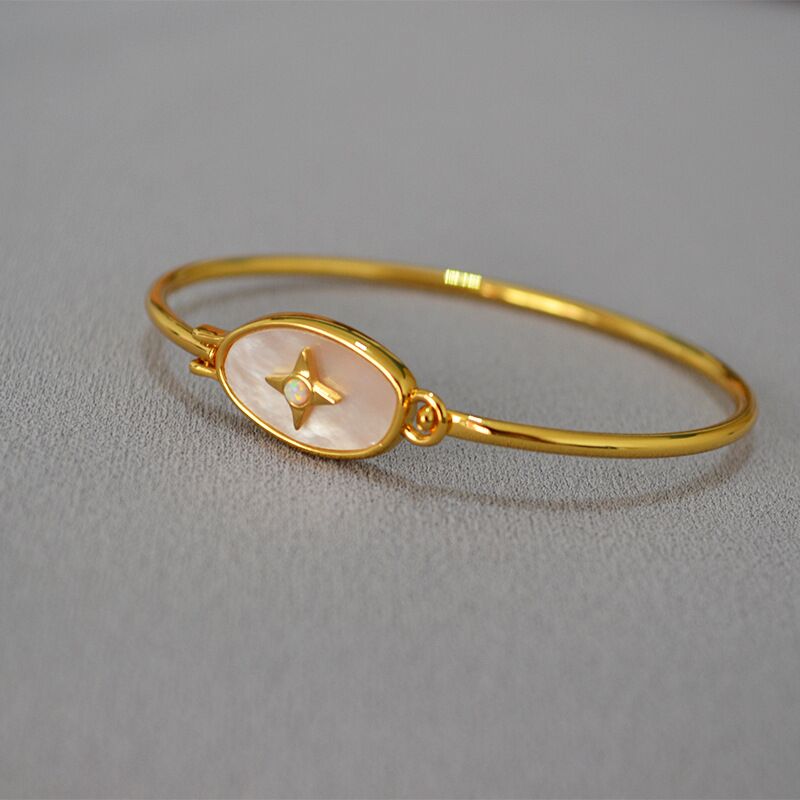 Тонкий открытый браслет Miya Sophia Jewelry с перламутром и опалом, латунь с позолотой, женский