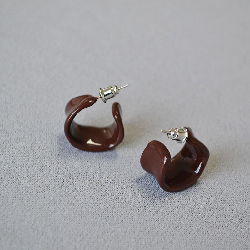 Серьги-гвоздики Miya Sophia Jewelry с бордовой эмалью ручной работы, латунь, игла из серебра 925
